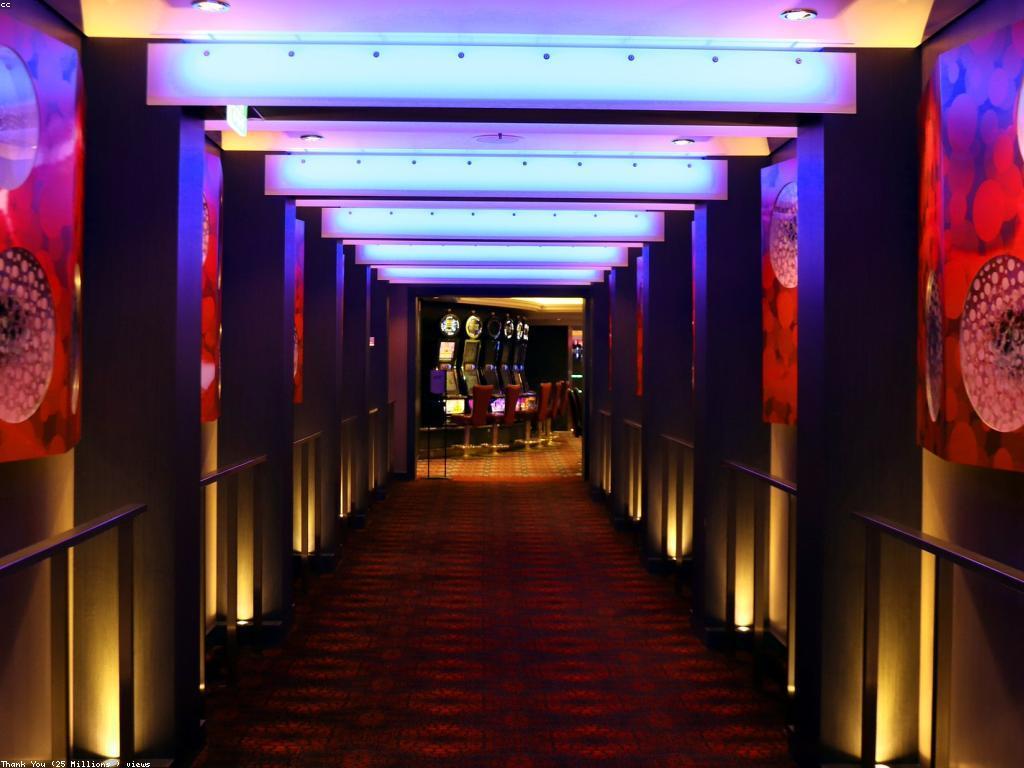 ការយល់ដឹងអំពីម៉ាស៊ីនស្លុត: លក្ខណៈពិសេស និងគន្លឹះសំខាន់ៗ